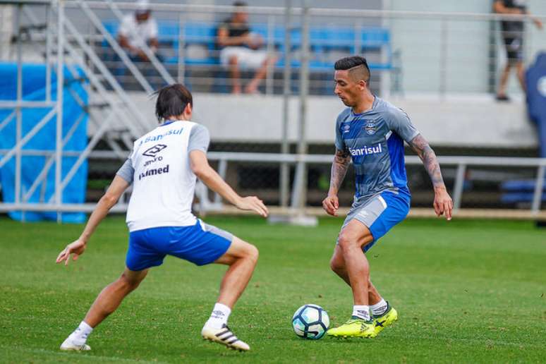 Barrios e Geromel durante treino do Grêmio, nessa segunda-feira (9).