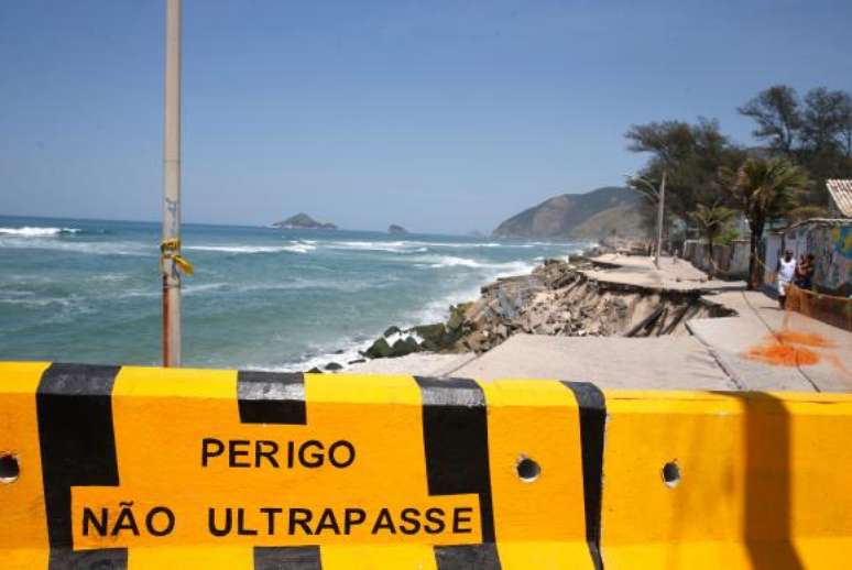 Rio de Janeiro - A força da água provocou o desabamento de mais um trecho do calçadão na Praia da Macumba, zona oeste do Rio de Janeiro, desmoronando a ciclovia situada sob a calçada 