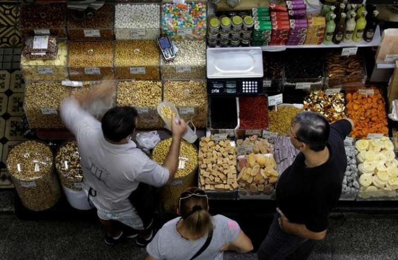 Consumidores fazem compra no Mercado Municipal de S&atilde;o Paulo 06/09/2017 REUTERS/Paulo Whitaker