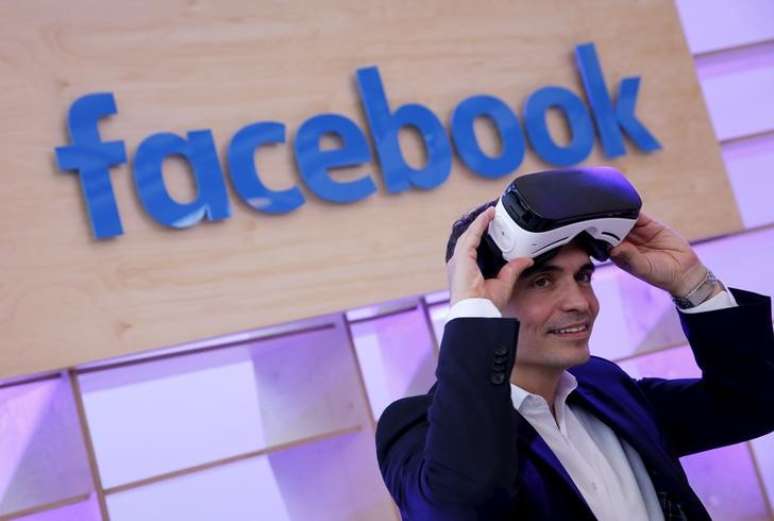 Diretor para Europoa do Facebook veste primeiro modelo do Oculus durante evento da empresa em Berlim, Alemanha
24/02/2016 REUTERS/Fabrizio Bensch