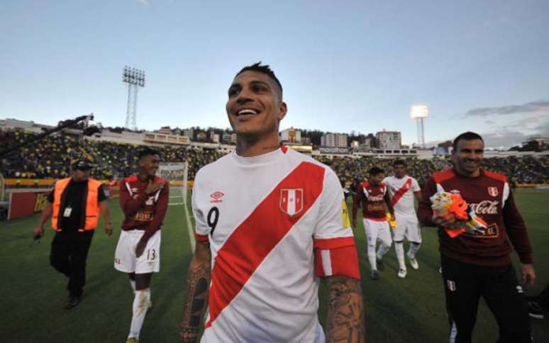 Guerrero marcou de falta o gol que levou o Peru para a repescagem da Copa de 2018 (Foto: JUAN RUIZ / AFP)