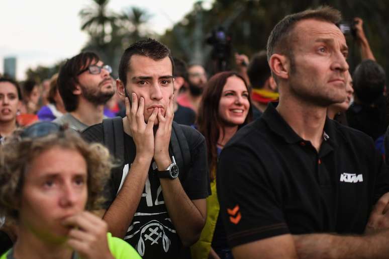 Cidadãos em frente ao Parlamento catalão
