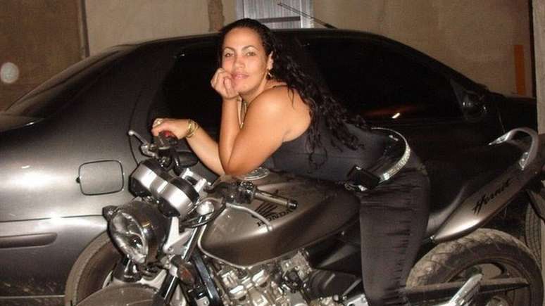 Bibi Perigosa ostentando moto do ex-marido