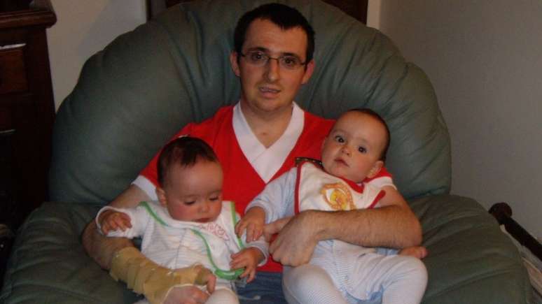 Paul Pugh com seus sobrinhos gêmeos