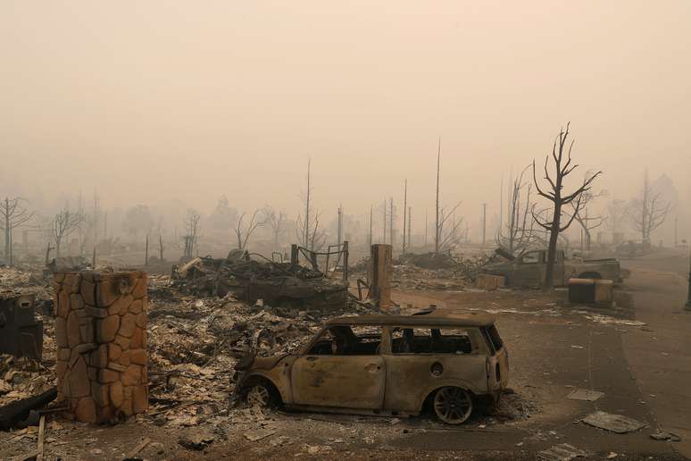 Bairro é devastado por incêndio em Santa Rosa, na Califórnia