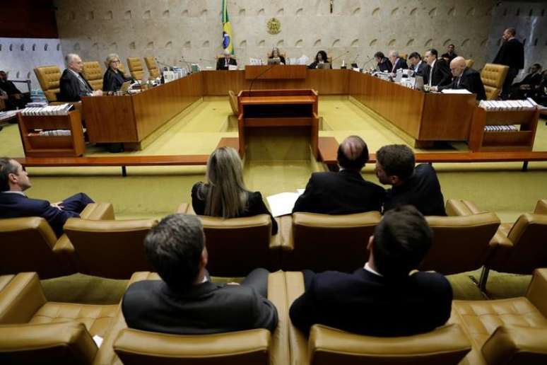 General view of a session of the Supreme Court to decide whether judge Edson Fachin continues as rapporteur for JBS and can approve ratification agreements, in Brasilia, Brazil June 22, 2017. REUTERS/Ueslei Marcelino