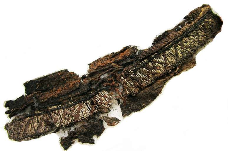 Fragmentos de tecidos feitos de seda e prata foram encontrados em sítios arqueológicos suecos | Foto: Divulgação 