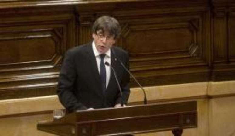 Carles Puigdemont, presidente do governo regional da Catalunha, declarou a independência da região em relação à Espanha, mas suspendeu os efeitos em seguida