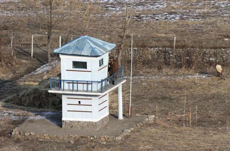 Torre de segurança no distrito norte-coreano de Namyang 15/12/2015 REUTERS/Jacky Chen