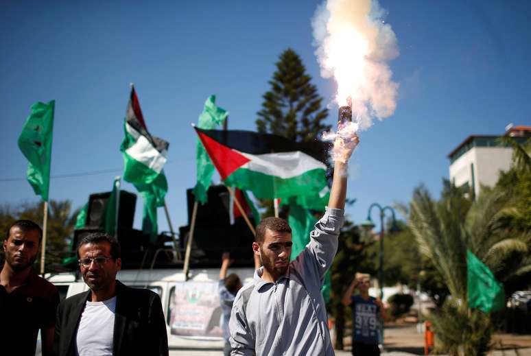 Homem solta fogos de artifício durante comemoração pelo acordo entre Hamas e Fatah, em Gaza 12/10/2017 REUTERS/Suhaib Salem