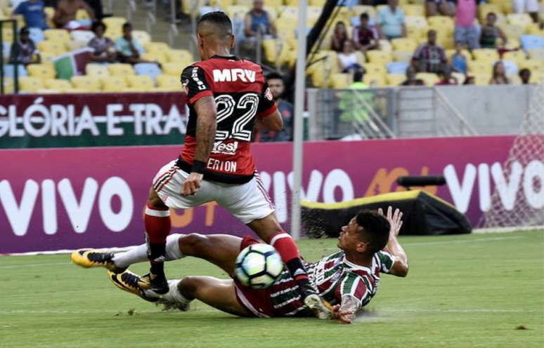 Richard dá carrinho no Fla-Flu: volante mostrou bom poder de marcação (Foto: Mailson Santana/Fluminense F.C.)