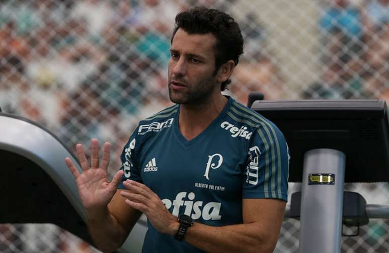 Alberto Valentim durante treino do Palmeiras. Ele será o interino após a saída de Cuca (Foto: Cesar Greco)