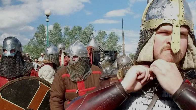Grupos mantêm viva a cultura viking se reunindo para batalhas ao redor do mundo 