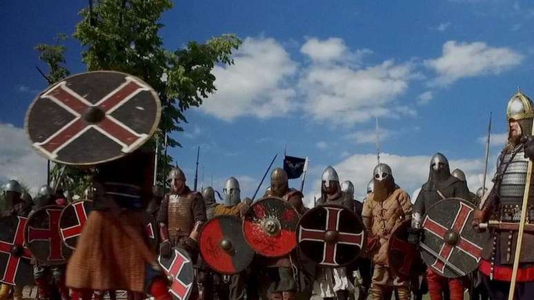 Para alguns homens, fazer parte dos vikings é uma forma de liberar a energia agressiva que cultivam 