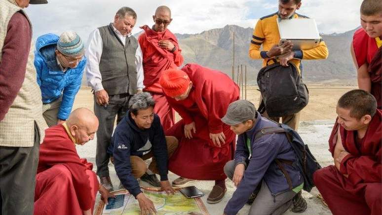 Sonam Wangchuk e outras pessoas em torno de projeto de stupa de gelo