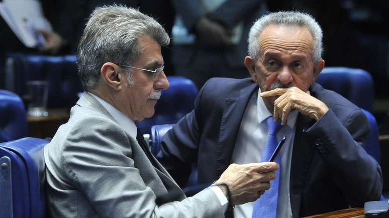 Romero Juc&aacute; e Benedito Lira conversam no plen&aacute;rio do Senado