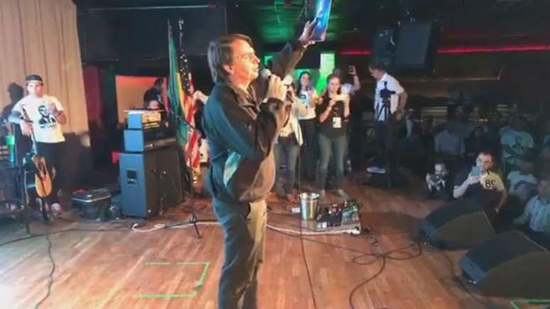 Bolsonaro discursa durante evento em Boston (Foto: Reprodução/Facebook) 