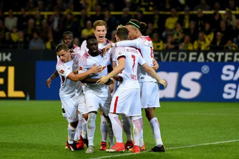 Jogadores comemoram um dos gols do Borussia Dortmund (Foto: Patrik Stollarz / AFP)