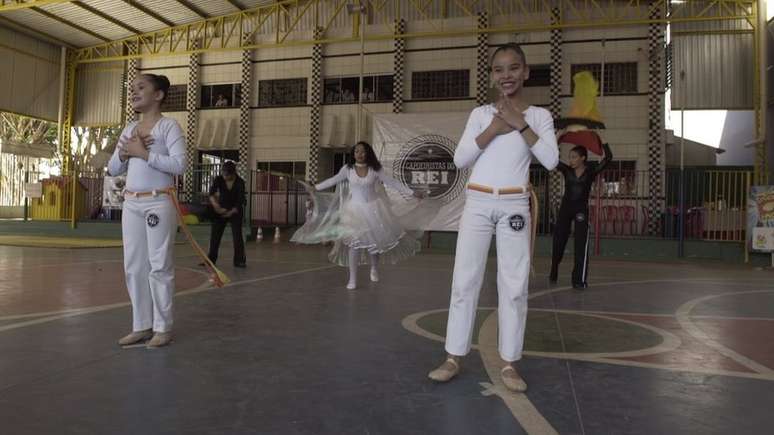 Alguns mestres de capoeira acusam capoeiristas evangélicos de apagar a raiz africana dessa arte brasileira 