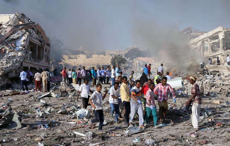 Grupo carrega corpo de vítima de ataque na Somália