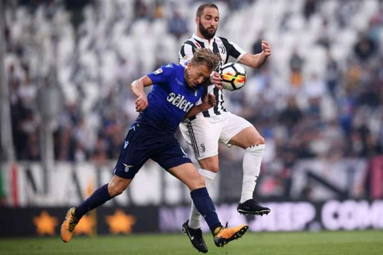 Lucas Leiva marca Higuaín no confronto contra a Juventus (Foto: Marco Bertorello / AFP)