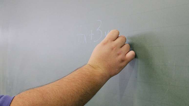 Professores muitas vezes não estão preparados para lidar com turmas grandes e alunos defasados em relação a sua idade (Foto: Marcos Santos/USP Imagens) 