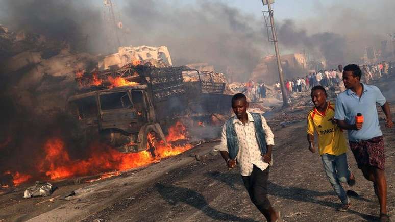 Civis fogem de explosões na capital da Somália
