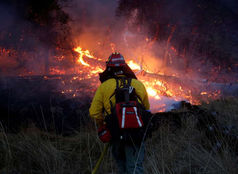 Bombeiro combate as chamas em Santa Rosa, na Califórnia