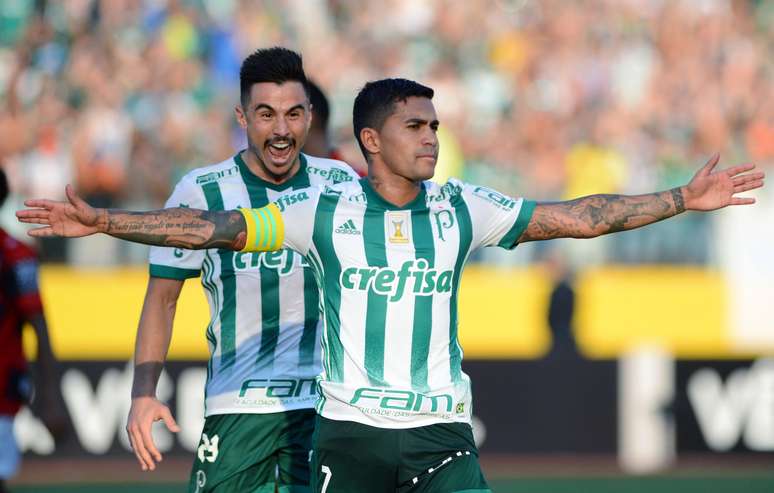 Dudu e Willian comemora gol marcado na vitória do Palmeiras contra o Atlético-GO.