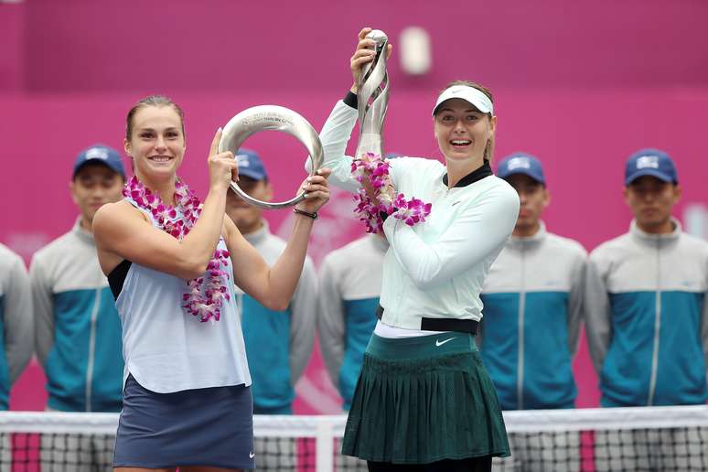 Maria Sharapova (dir.) levanta o troféu em Tianjin