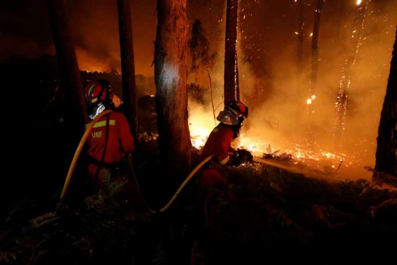 Bombeiros trabalham para apagar incêndio perto do município de As Neves, na Espanha 15/10/2017 Ministério de Defesa da Espanha/UME/Luismi Ortiz/Divulgação via REUTERS