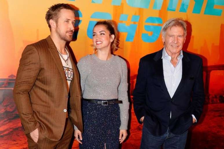 Atores Ryan Gosling (E), Ana de Armas (C) e Harrison Ford (D) participam de sess&atilde;o de fotos do filme "Blade Runner 2049" em Paris, Fran&ccedil;a 
20/9/2017 REUTERS/Charles Platiau