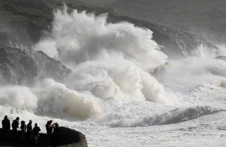 Tempestade Ophelia provoca grandes ondas no porto de Porthleven,  Inglaterra
16/10/2017 REUTERS/Toby Melville