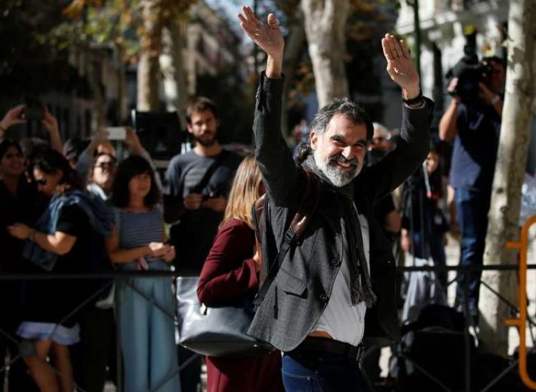 Líder da Omnium Cultural, Jordi Cuixart, acena enquanto deixa tribunal após ter ter testemunhado em Madri, Espanha 
16/10/2017 REUTERS/Javier Barbancho