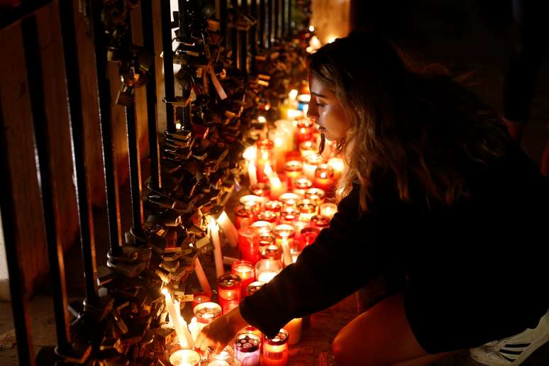 Mulher coloca vela em vigília em homenagem a Daphne Caruana Galizia em St Julian's
  16/10/2017     REUTERS/Darrin Zammit Lupi