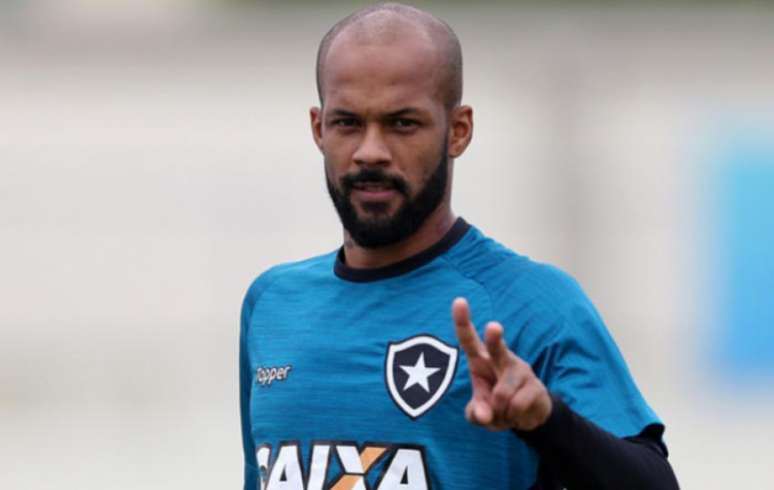 O volante Bruno Silva foi baixa no treino do Botafogo na tarde desta segunda(Foto: Vitor Silva/SSPress/Botafogo)