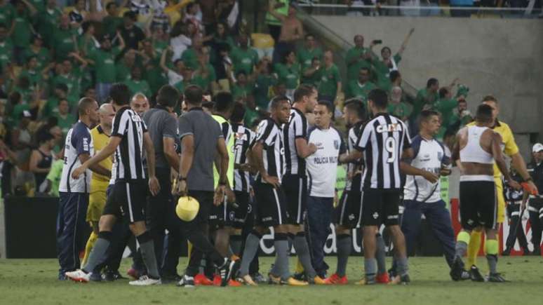 Jogadores e comissão técnica contestaram decisões da arbitragem durante o jogo (Reginaldo Pimenta / Raw Image)