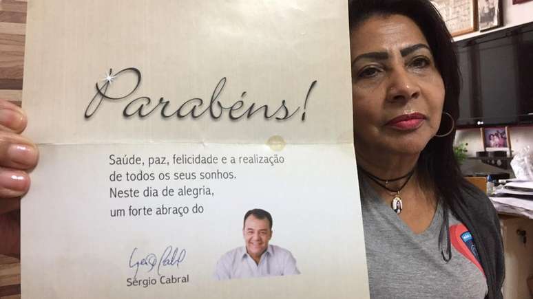Zoraide recebeu um cartão com uma fotografia sorridente do ex-governador Sérgio Cabral, desejando-lhe parabéns | Foto: Julia Carneiro/BBC Brasil 