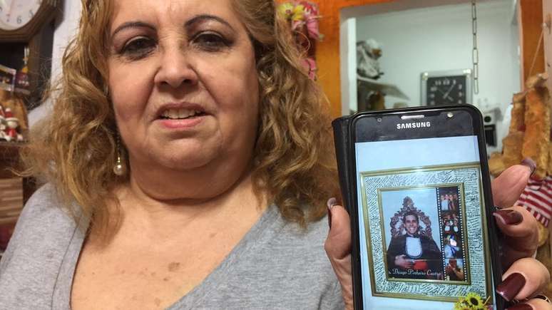 'Acho que mãe nenhuma, hoje em dia, gostaria de ter um filho policial. Quando eu já passei a aceitar a ideia, aconteceu", diz Francilene | Foto: Julia Carneiro/BBC Brasil 