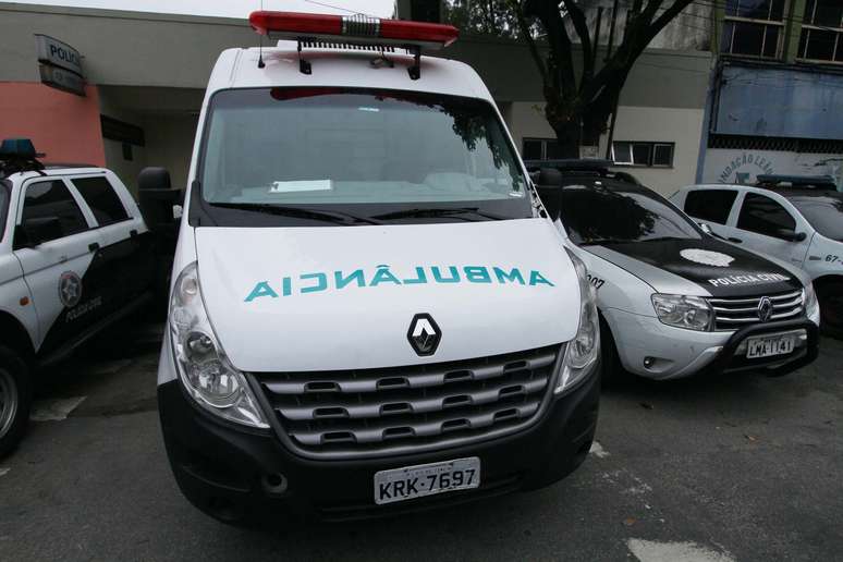 Bandidos armados com fuzis sequestram ambulância com uma equipe médica para socorrer um criminoso no Rio