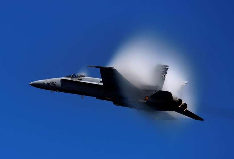 Avião militar F18 sobrevoa praia de San Lorenzo durante exibição aérea em Gijón, na Espanha 13/07/2017 REUTERS/Eloy Alonso