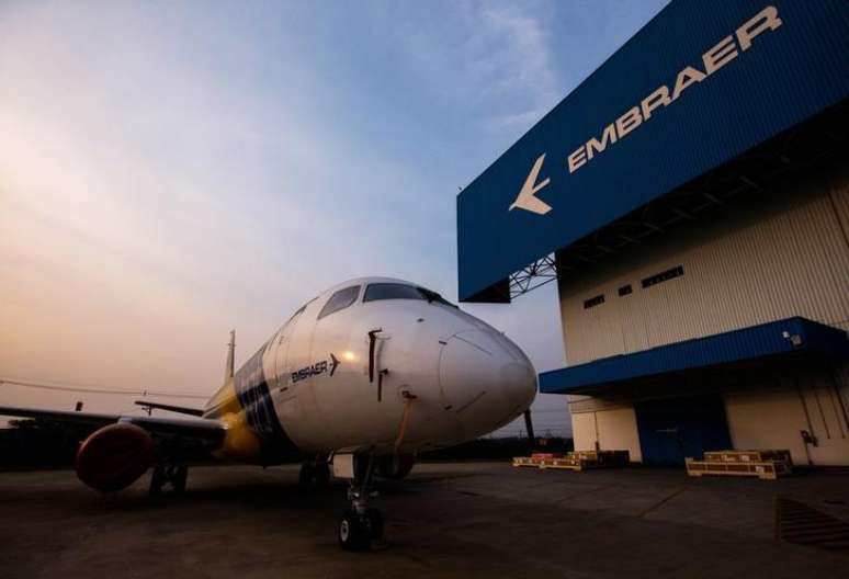 Logo da Embraer é vista em fábrica em São José dos Campos, São Paulo 16/10/2014 REUTERS/Roosevelt Cassio 