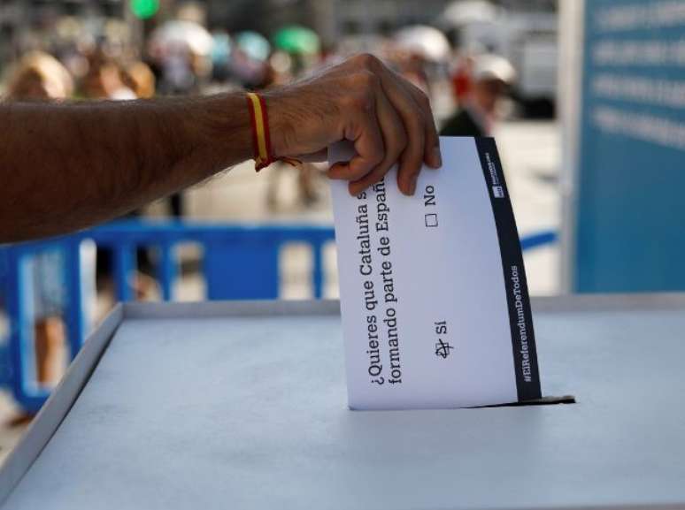 Homem vota durante referendo de independência da Catalunha, na Espanha 01/10/2017 REUTERS/Rafael Marchante