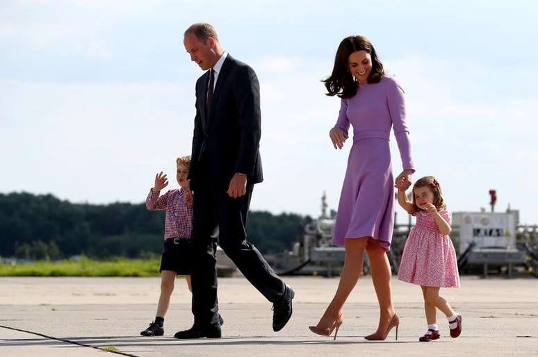Príncipe William e a mulher, Kate, com os filhos, durante visita a Hamburgo 21/07/2017 REUTERS/Christian Charisius