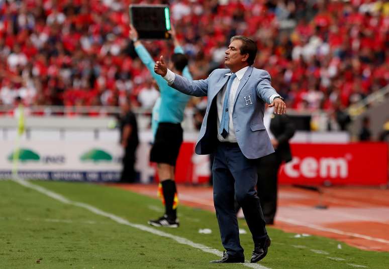 Técnico de Honduras, Jorge Luis Pinto, dá instruções aos jogadores em partida das Eliminatórias da Copa em San José, Costa Rica
7/10/2017 REUTERS/Juan Carlos Ulate
