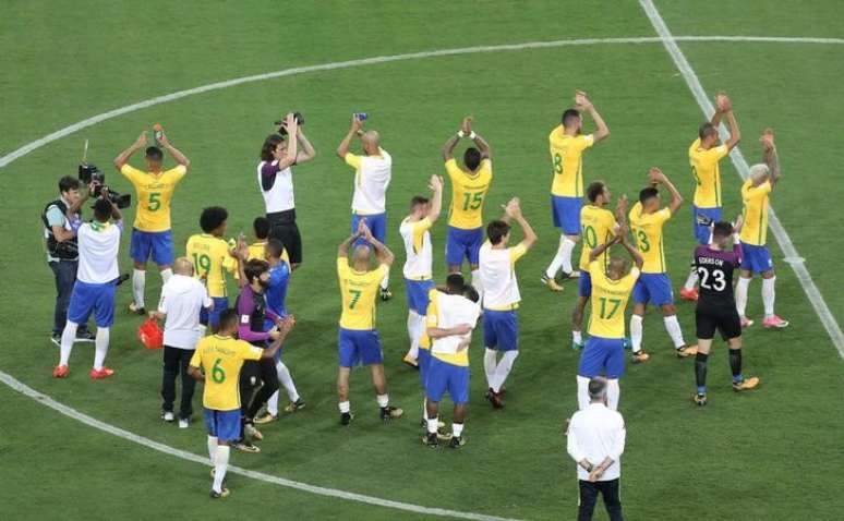 Jogadores da sele&ccedil;&atilde;o brasileira acenam para torcedores ap&oacute;s vit&oacute;ria sobre o Chile em S&atilde;o Paulo
10/10/2017 REUTERS/Nacho Doce