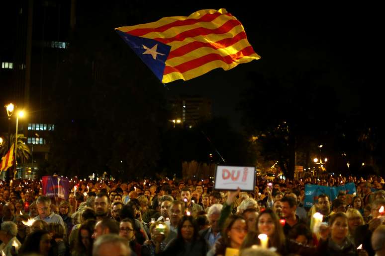Protesto em Barcelona contra prisão de líderes separatistas
 17/10/2017    REUTERS/Ivan Alvarado