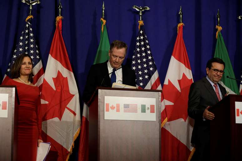 Ministra das Rela&ccedil;&otilde;es Exteriores do Canad&aacute; (E), representante comercial dos EUA, Robert Lighthizer (C) e Secret&aacute;rio de Economia do M&eacute;xico, Ildefonso Guajardo Villarreal em coletiva de imprensa do Nafta em Washington, EUA
 17/10/2017 REUTERS/Yuri Gripas
