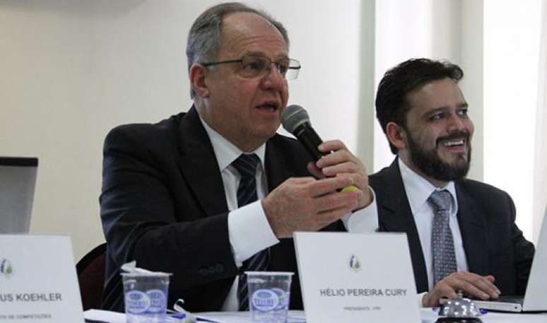 Hélio Cury (à esq), mandatário da FPF, comandou o arbitral em um hotel no centro de Curitiba. (Julia Abdul-Hak/FPF)