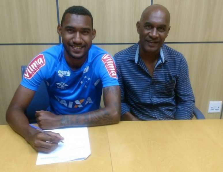 Acompanhado pelo pai, Arthur assinou renovação contratual com o Cruzeiro até março de 2021Foto: Divulgação / Cruzeiro